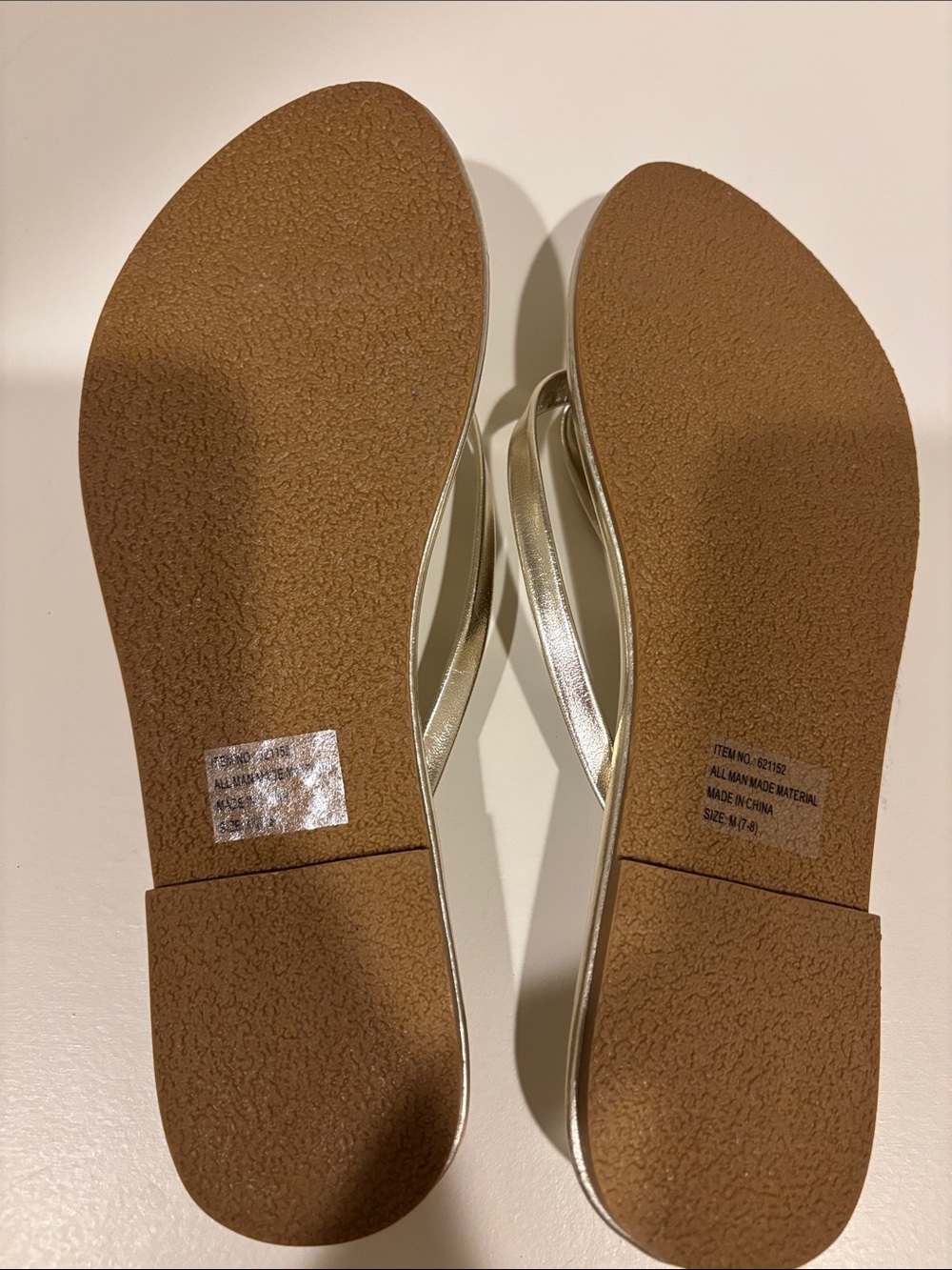 Metallic Gold Women's Flip Flop Sandals Size M 7-8 - Picture 2 of 2
